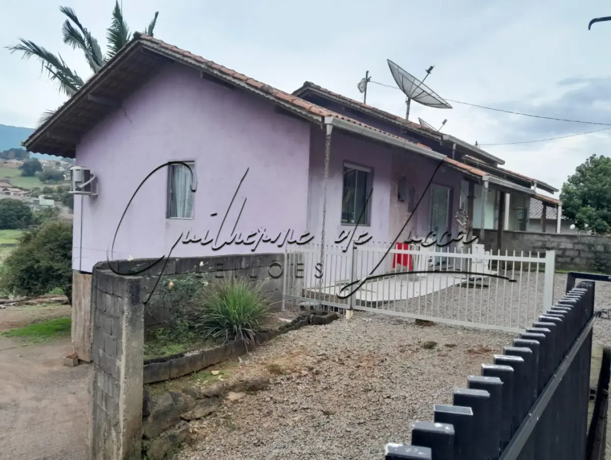 LOTE 000 - 1 (Um)Terreno urbano com área de 443,28 m2 (quatrocentos e quarenta e três metros e vinte e oito centímetros quadrados), edificado com uma construção de uso residencial em alvenaria