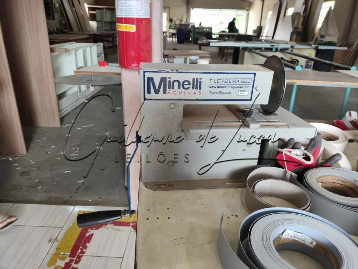 LOTE 000 - 1 (um) máquina denominada “FITEDEIRA DE FITAS DE BORDA DE PVC, MINELI”