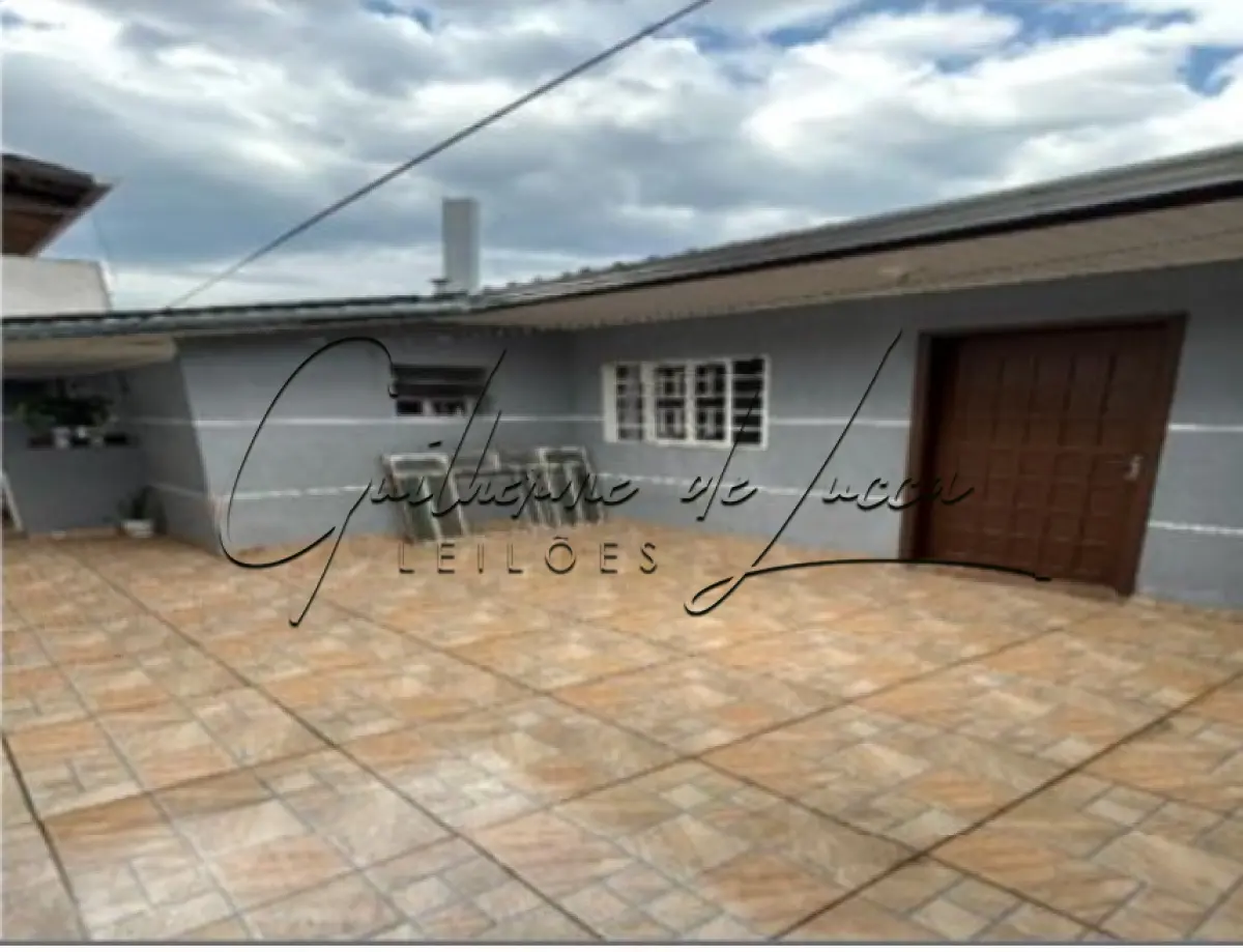 LOTE 000 - 1 (Um) IMOVEL: - Lote n° 05 (cinco), da Quadra n° 40 (quarenta); da Planta(JARDIM URANO), sito nesta Capital, no Pinheirinho, com a área total de 275,00 metros quadrados, localizado Rua 2 Vizinhos, 832 – Bairro Xaxim, Curitiba - PR. Matrícula número: 30.555 – 8º Registro de Imóveis de Curitiba/PR