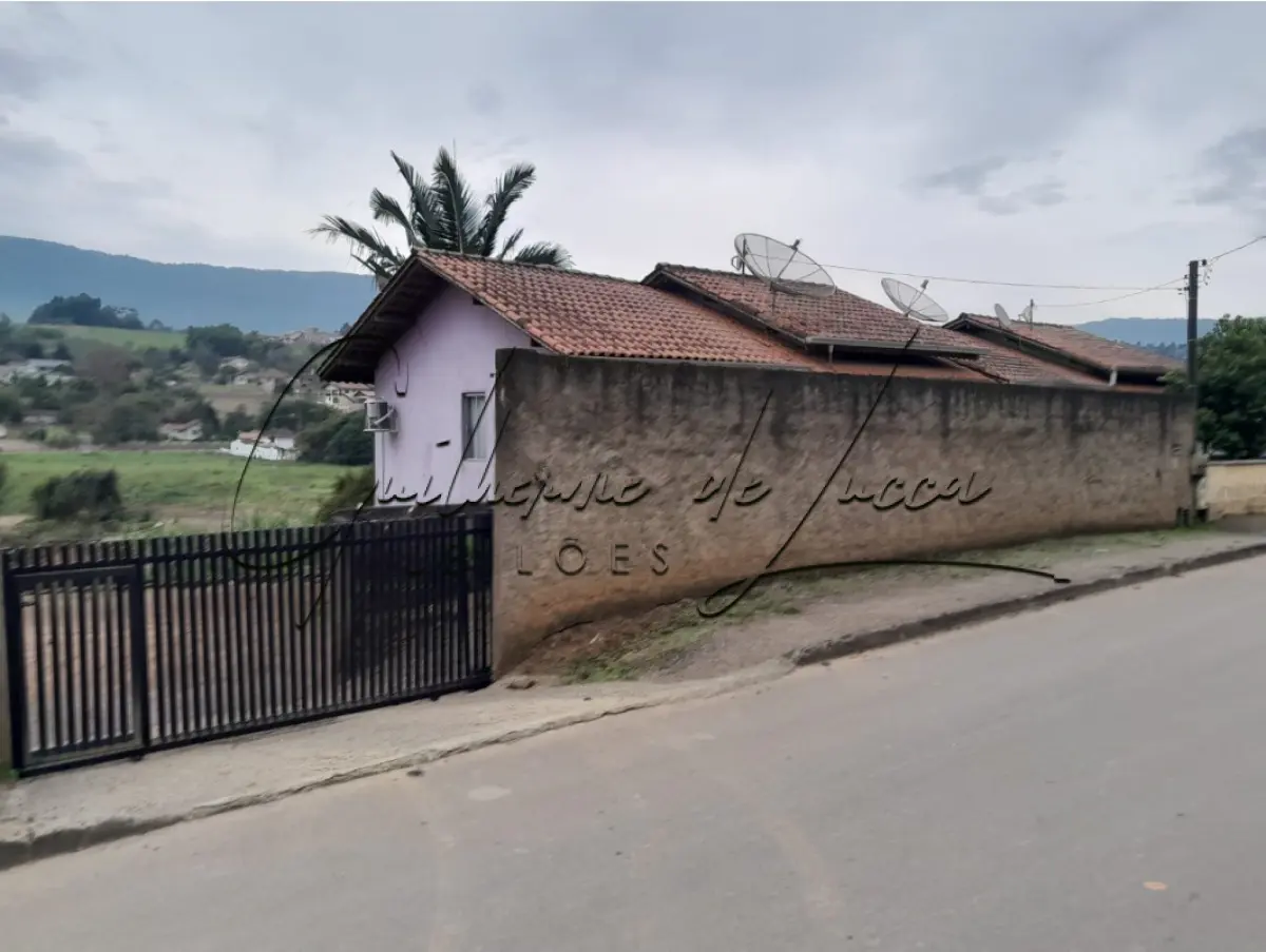 LOTE 000 - 1 (Um)Terreno urbano com área de 443,28 m2 (quatrocentos e quarenta e três metros e vinte e oito centímetros quadrados), edificado com uma construção de uso residencial em alvenaria