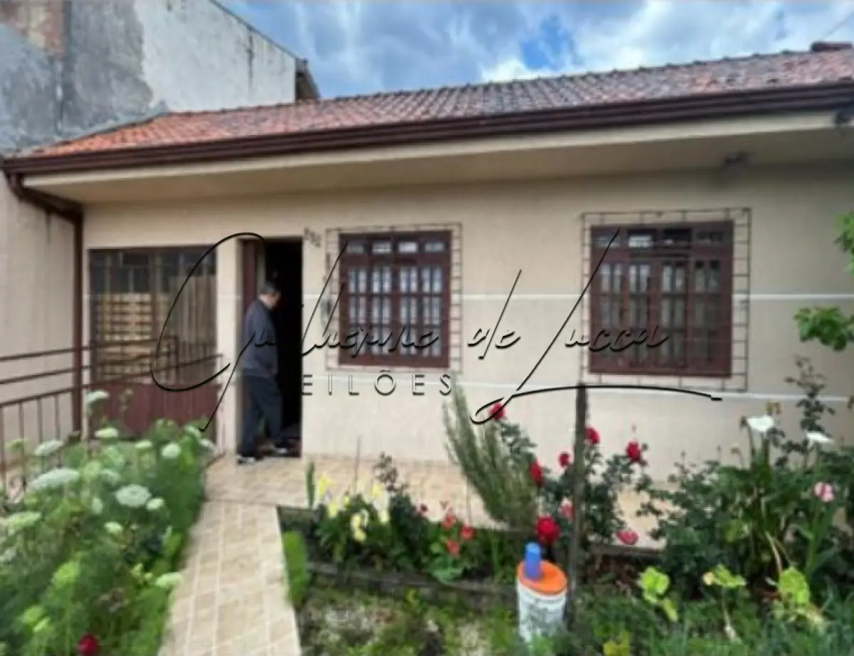 LOTE 000 - 1 (Um) IMOVEL: - Lote n° 05 (cinco), da Quadra n° 40 (quarenta); da Planta(JARDIM URANO), sito nesta Capital, no Pinheirinho, com a área total de 275,00 metros quadrados, localizado Rua 2 Vizinhos, 832 – Bairro Xaxim, Curitiba - PR. Matrícula número: 30.555 – 8º Registro de Imóveis de Curitiba/PR