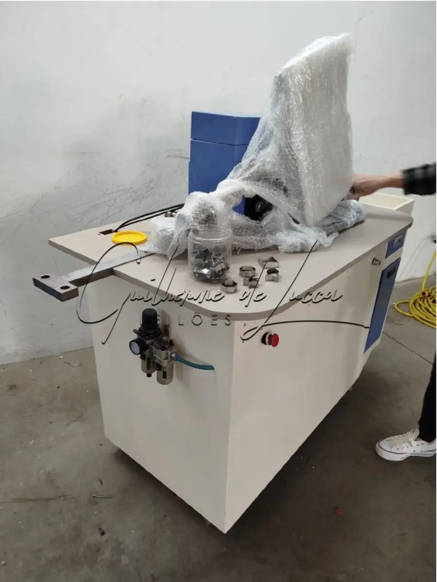 LOTE 000 - 1 (Um) máquina dobradeira automática para moldes (ideal para a fabricação de moldes na indústria alimentícia), em alumínio, largura 1,50 cm, profundidade 0,70 cm, altura 1,40 cm.