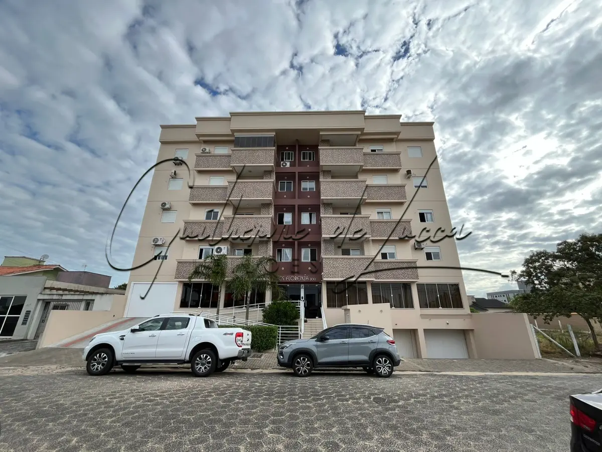 LOTE 000 - 1 (Um) apartamento residencial n. 408 no Edifício Florenza, no quarto pavimento, com duas vagas de garagem, matriculado sob n. 75.735 no Cartório de Registro de Imóveis de Araranguá, com área de 81,39m². O Edifício encontra-se situado na Rua Prefeito Osmar Nunes, 300, Mato Alto, nesta cidade, possuindo três quartos (sendo uma suíte), banheiro e duas sacadas