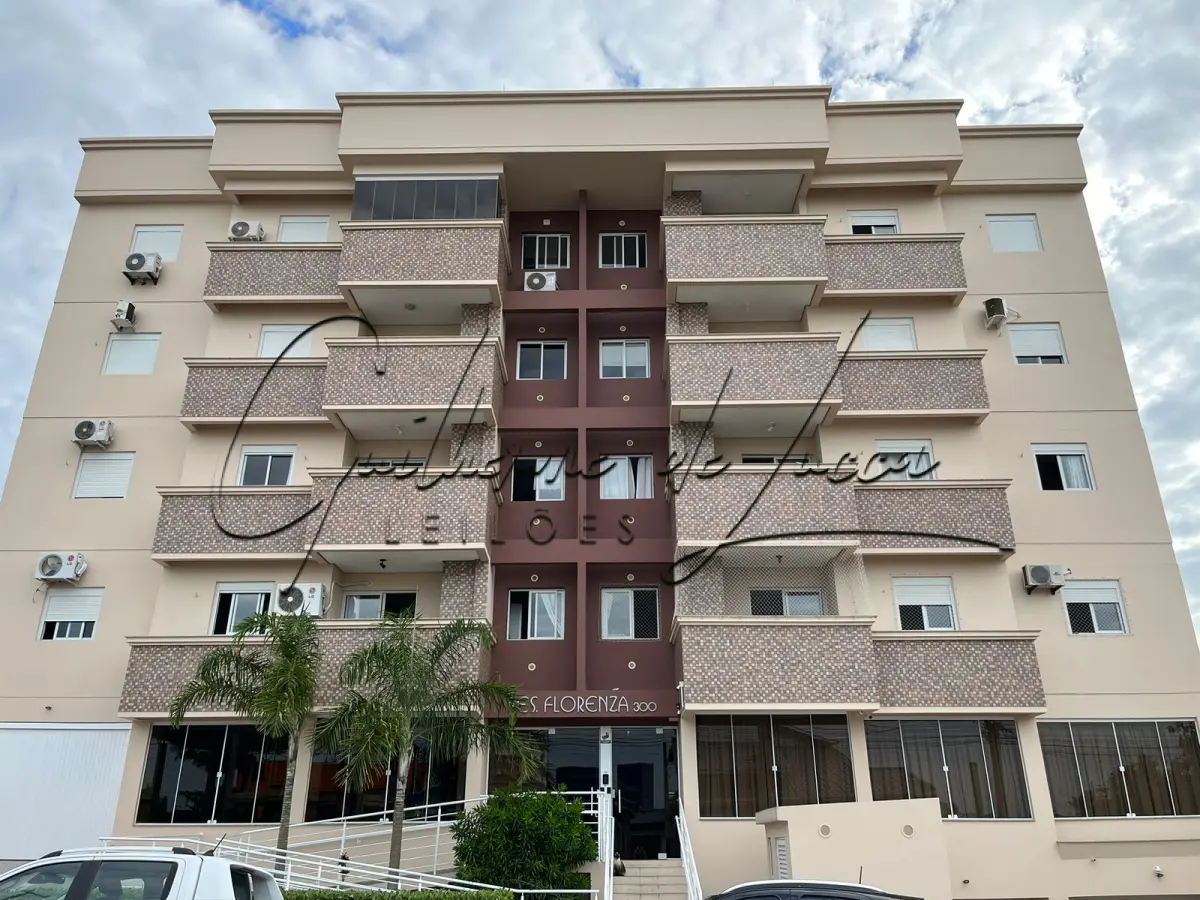 LOTE 000 - 1 (Um) apartamento residencial n. 408 no Edifício Florenza, no quarto pavimento, com duas vagas de garagem, matriculado sob n. 75.735 no Cartório de Registro de Imóveis de Araranguá, com área de 81,39m². O Edifício encontra-se situado na Rua Prefeito Osmar Nunes, 300, Mato Alto, nesta cidade, possuindo três quartos (sendo uma suíte), banheiro e duas sacadas