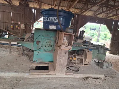 LOTE 000 - 1 (Um) Uma bloqueadeira Múltipla Schiffer, Motor 75CV com dois jogos de serra que encontra-se em bom estado de conservação e em funcionamento