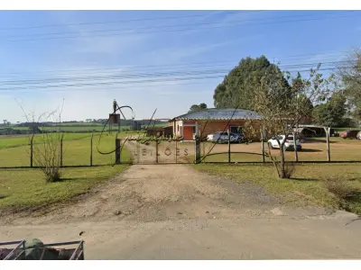 LOTE 000 - 1 (um) Terreno de 6.100 m2, sendo 53,4 metros de frente para a BR 280, contendo um barracão industrial em alvenaria de 958m2. Considerando os preços praticados naquela localidade e as condições do imóvel verificado na data da diligência, matrícula: 6.111 – 2º Registro de Imóveis de Mafra/SC.