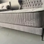 LOTE 000 - 01(um) Conjunto London Exclusive, com base slim, pés em ferro, cabeceira luxo, tecido linho na cor chumbo