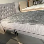 LOTE 000 - 01(um) Conjunto London Exclusive, com base slim, pés em ferro, cabeceira luxo, tecido linho na cor chumbo