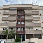 1 (UM) APARTAMENTO RESIDENCIAL N. 408 NO EDIFÍCIO FLORENZA, NO QUARTO PAVIMENTO, COM DUAS VAGAS DE GARAGEM, MATRICULADO SOB N. 75.735 NO CARTÓRIO DE REGISTRO DE IMÓVEIS DE ARARANGUÁ, COM ÁREA DE 81,39M².